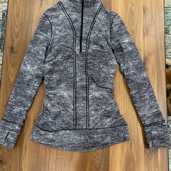 Lululemon Jacket in like new condition - Picture 3 of 6